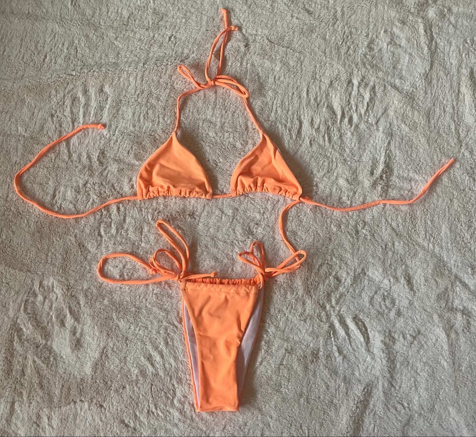 Bikini naranja neón
